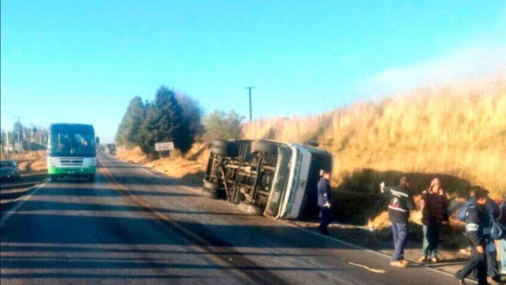 Volcadura en carretera México-Cuernavaca deja al menos 10 lesionados
