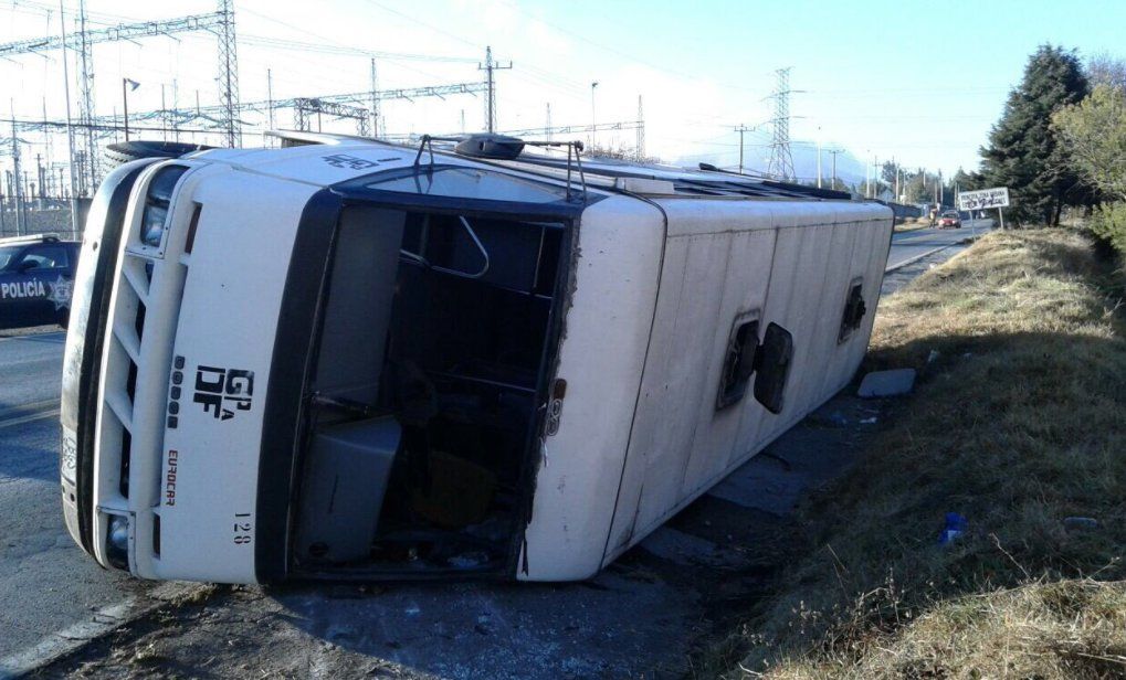 Volcadura en carretera México-Cuernavaca deja al menos 10 lesionados - volcadura-mexico-cuernavaca-2