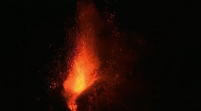 Video: erupción del volcán Etna en Italia