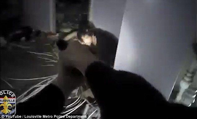 Video: policías matan a indigente con problemas mentales