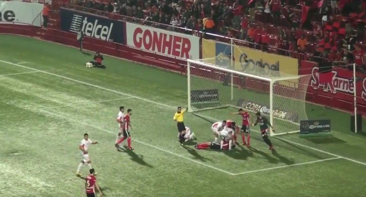 Video: jugador de Tijuana se convulsiona durante partido