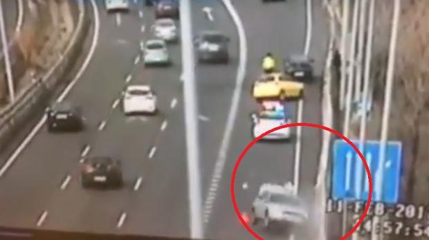 Video: oficial de tránsito escapa de morir atropellado