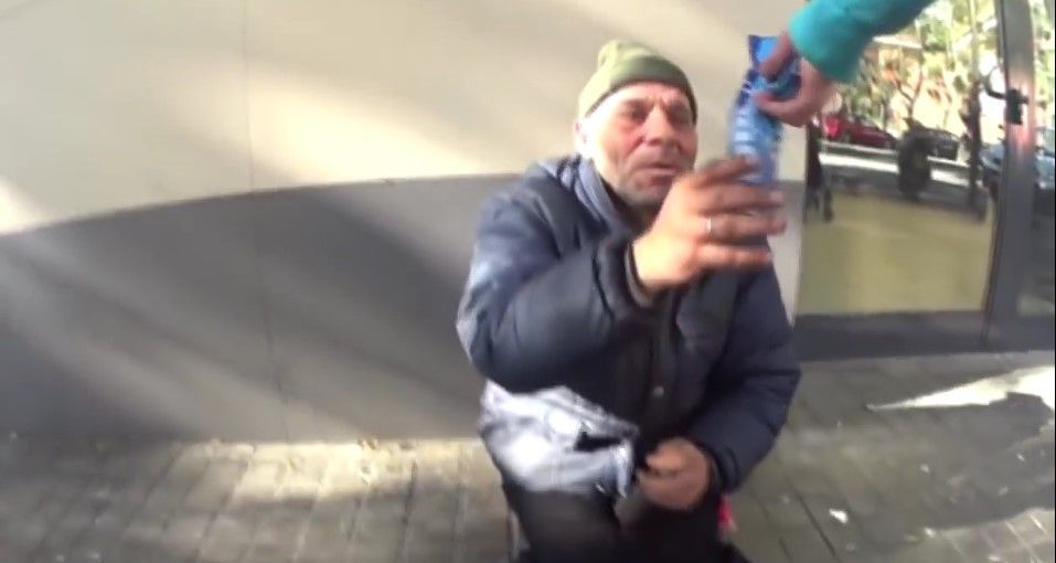 Imputan a youtuber que dio galletas de broma a indigente - youtuber