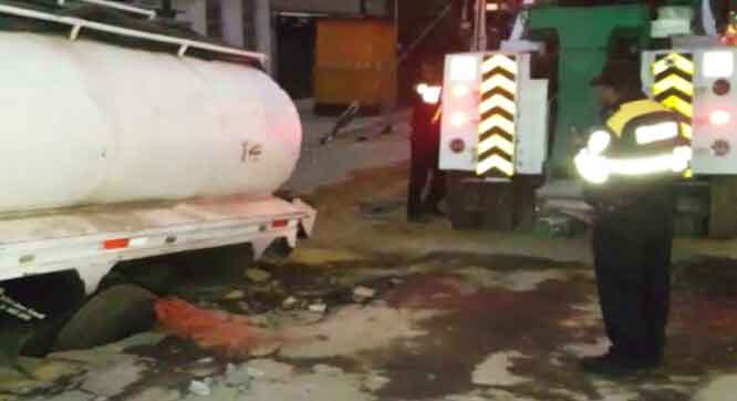 Pipa de agua cae a zanja en la colonia Roma