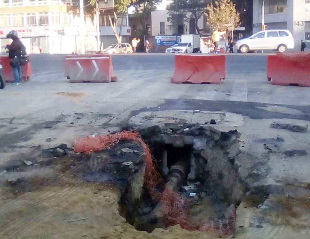 Pipa de agua cae a zanja en la colonia Roma - zanja-2