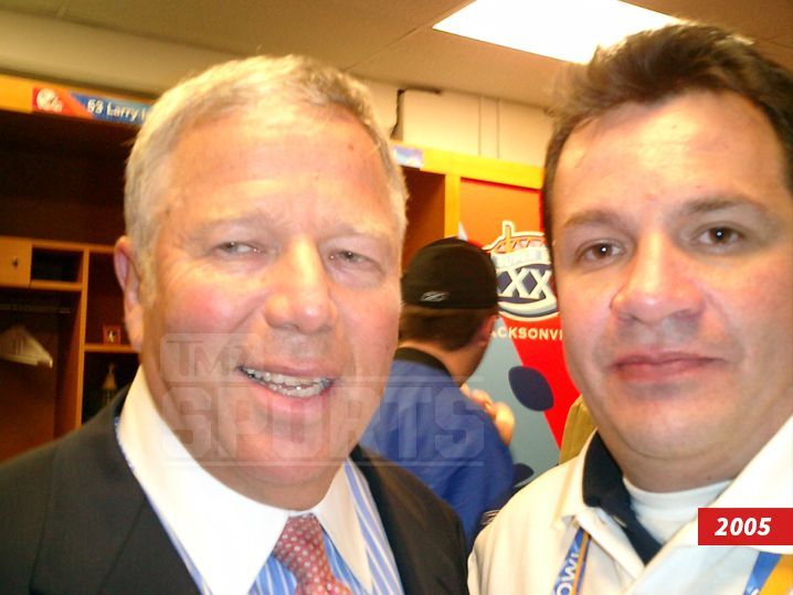 Las múltiples "selfies" de Ortega con estrellas del Super Bowl - 0320-tom-brady-mauricio-ortega-selfies-tmz-sports-03b-1