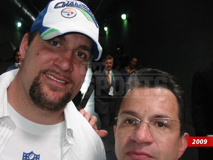 Las múltiples "selfies" de Ortega con estrellas del Super Bowl - 0320-tom-brady-mauricio-ortega-selfies-tmz-sports-05b-1