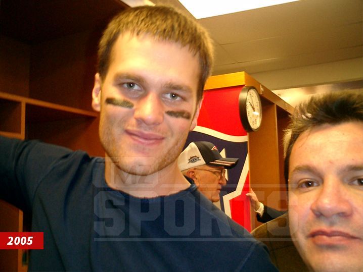 Las múltiples "selfies" de Ortega con estrellas del Super Bowl - 0320-tom-brady-mauricio-ortega-selfies-tmz-sports-06b-2