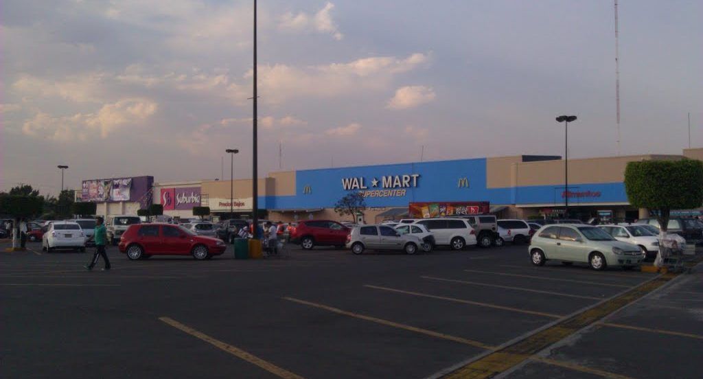 #Video Clientes golpean a guardias de seguridad de Walmart