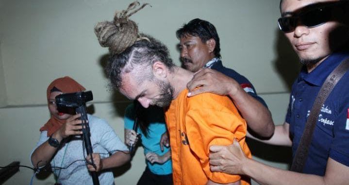 Condenan a DJ británico por asesinar a policía en Bali Condenan a DJ británico por asesinar a policía en Bali