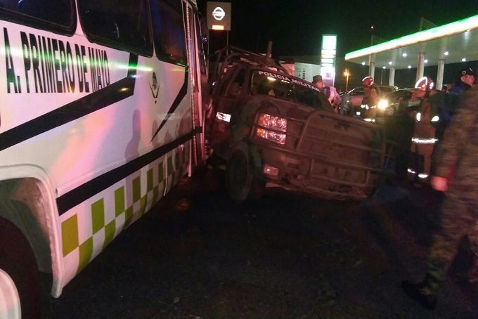 Choque entre autobús y vehículo militar deja cinco heridos - 14militares2
