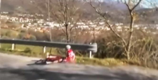 Video: ciclista evita golpearse la cabeza durante caída