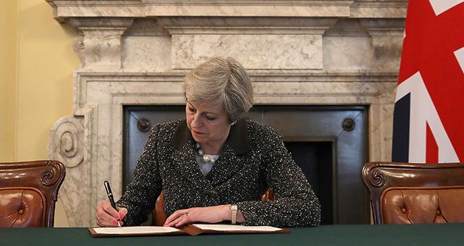 Theresa May firma carta que da inicio al Brexit