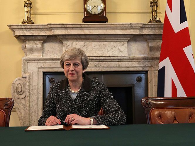 Theresa May firma carta que da inicio al Brexit - 1647321