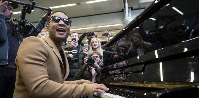 #Video John Legend toca el piano en estación de trenes en Londres