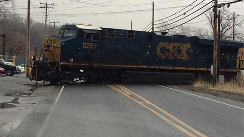 Tren arrastra a autobús y deja al menos tres muertos en Estados Unidos - 1789401_800x450