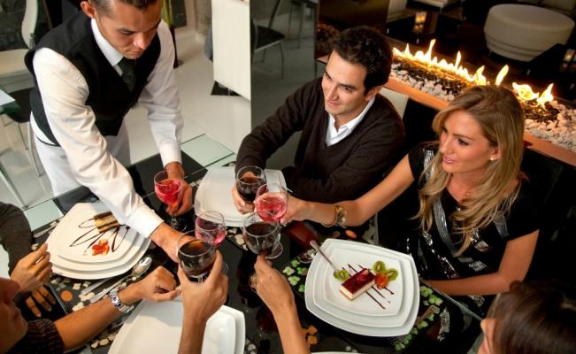 ¿Puede pagarse la cuenta del restaurante lavando platos? - 1_comensales_ba