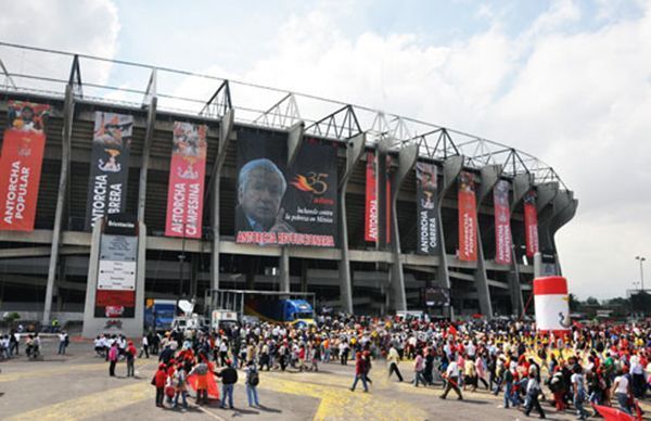 Pese a suspensión aficionados y vendedores acuden al Azteca