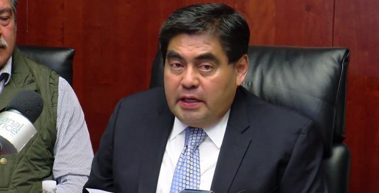 Miguel Barbosa se retira de contienda por Puebla