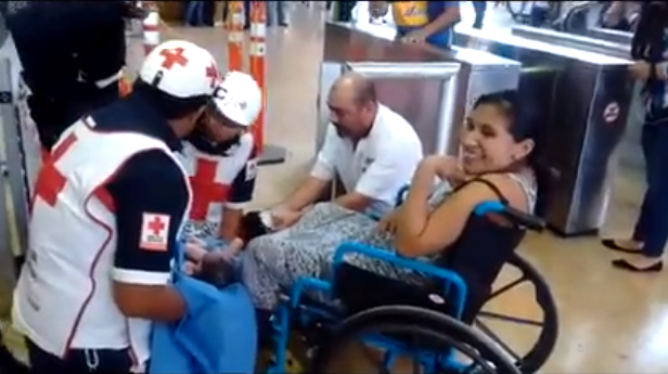 Nace bebé en la Línea 1 del Metro de Monterrey - 2017-03-24-17_10_36-Mujer-da-a-luz-en-Metro-de-Monterrey-Telediario-Grupo-Multimedios