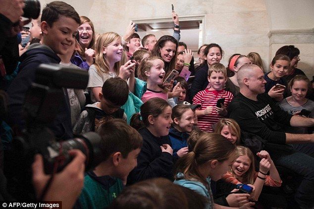 Video: Trump sorprende al primer grupo de visitantes a la Casa Blanca - 3E0AF98B00000578-4290186-image-a-62_1488902876572