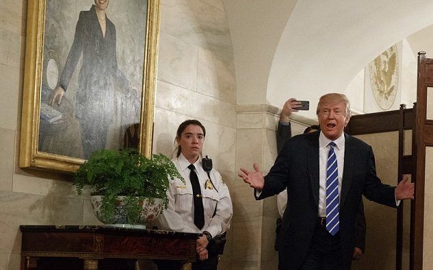 Video: Trump sorprende al primer grupo de visitantes a la Casa Blanca