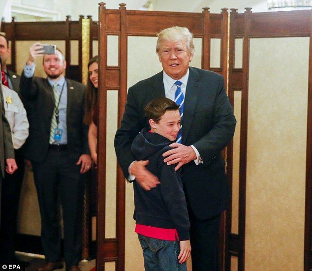 Video: Trump sorprende al primer grupo de visitantes a la Casa Blanca - 3E0B13B500000578-4290186-image-a-86_1488904350872