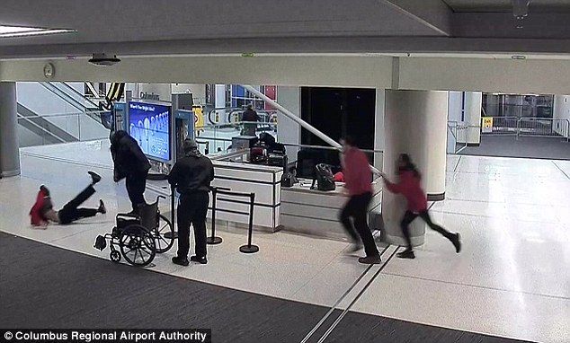 Video: actor golpea a empleado en aeropuerto