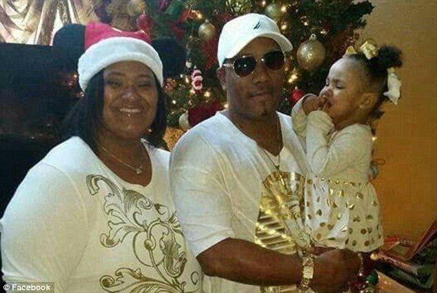 #Video Policías matan a hombre que transmitía en vivo a través de Facebook - 3E654C0C00000578-4326550-image-m-42_1489841746823