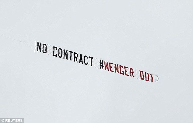 Fanáticos de Arsenal contratan aviones con pancartas a favor y en contra de Wenger - 3E6564B900000578-4326642-image-a-9_1489842810473