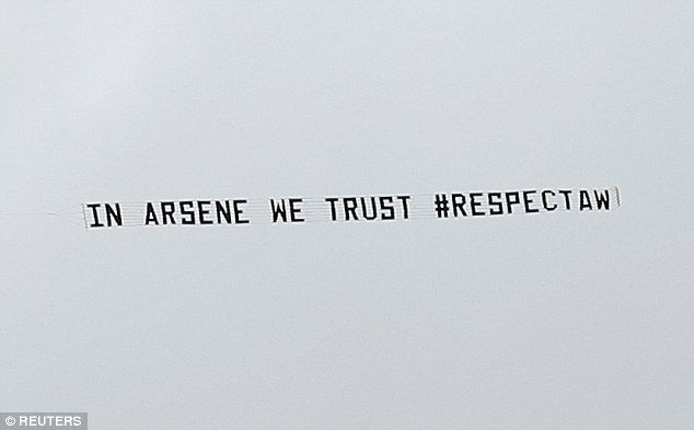 Fanáticos de Arsenal contratan aviones con pancartas a favor y en contra de Wenger - 3E6574E400000578-4326642-image-m-6_1489842612917