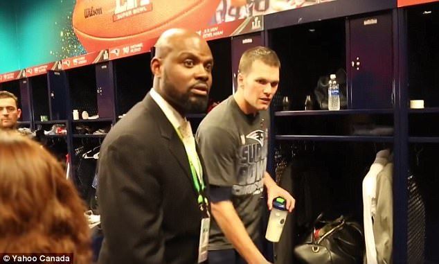 No habrá cargos contra periodista mexicano que robó jersey de Tom Brady - 3E7696D700000578-4331422-image-a-179_1490034654943