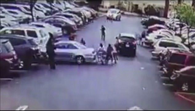 #Video Mujer atropella a personas en el estacionamiento de un Walmart