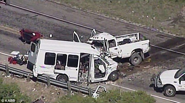 Choque en Texas deja 12 muertos y tres heridos - 3EC11AE700000578-4362658-image-a-1_1490830648867
