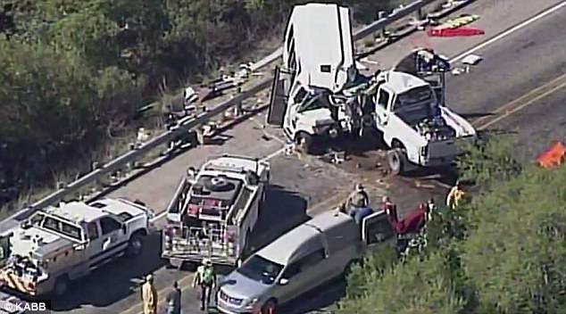 Choque en Texas deja 12 muertos y tres heridos Choque en Texas deja 12 muertos y tres heridos