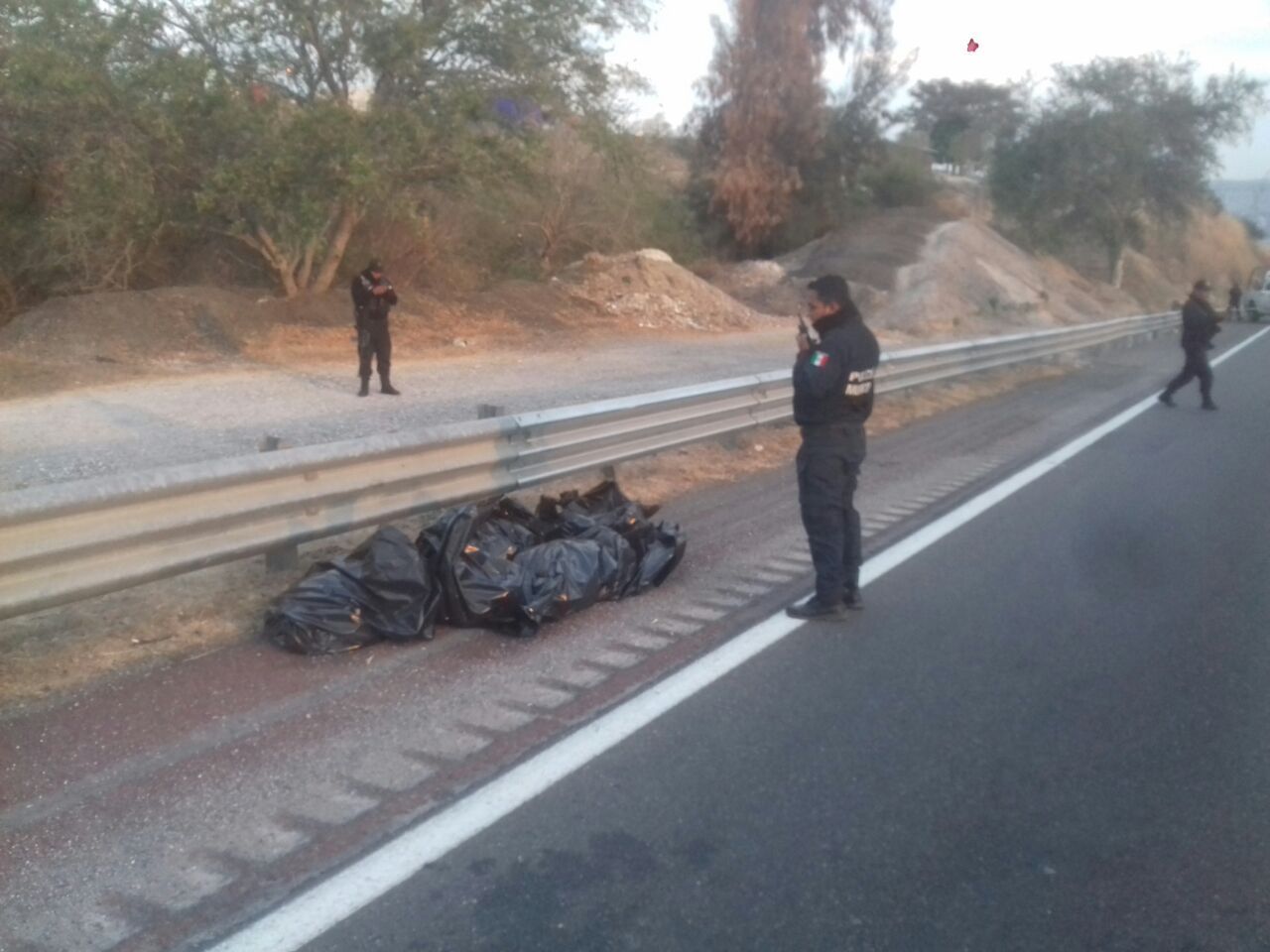 Encuentran bolsas con cadáveres en la Autopista del Sol - 53634f98-f7ad-4396-802d-44fc001e2632