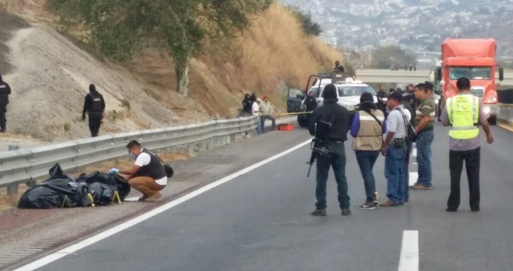 Encuentran bolsas con cadáveres en la Autopista del Sol