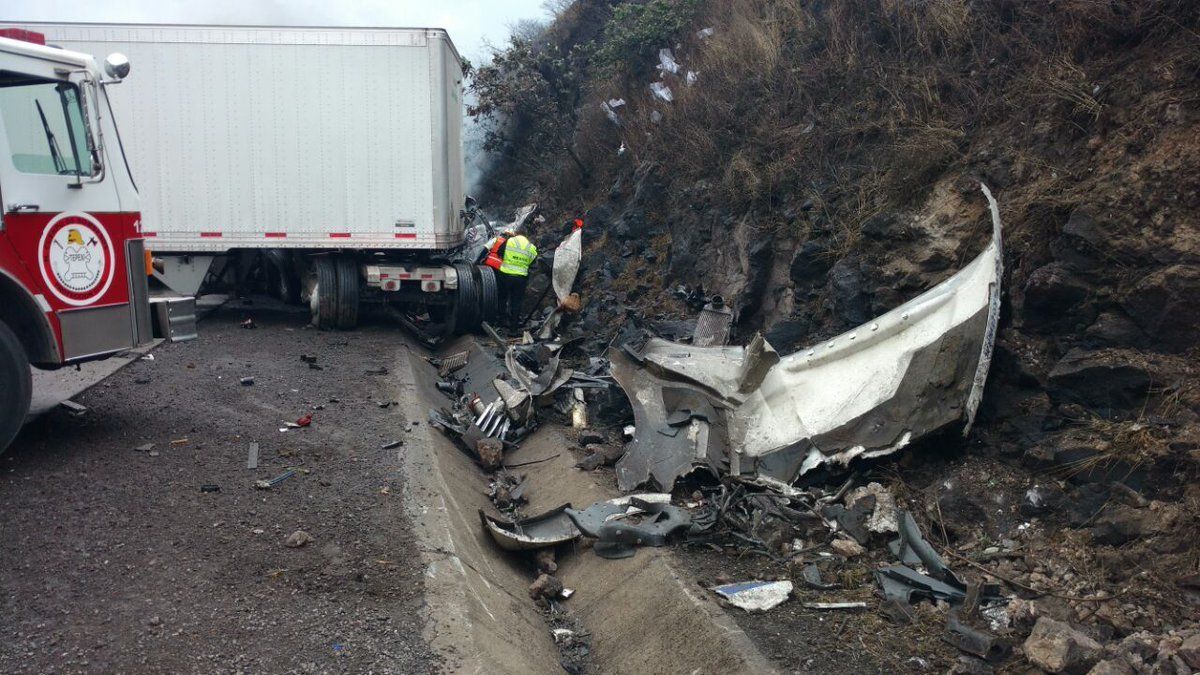 Choca tráiler y se incendia en la autopista México-Querétaro - @cortesdon2