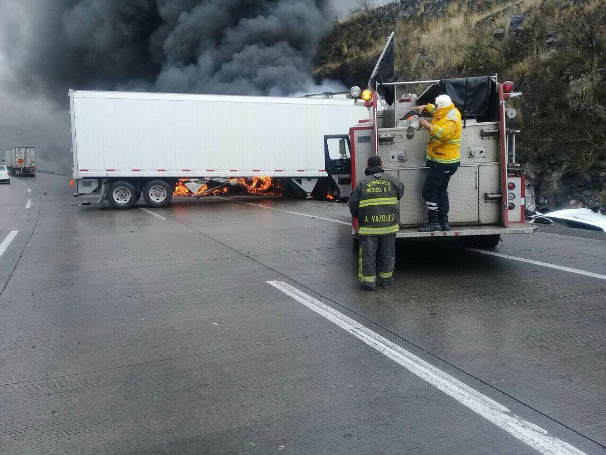 Choca tráiler y se incendia en la autopista México-Querétaro - @cortesdon3