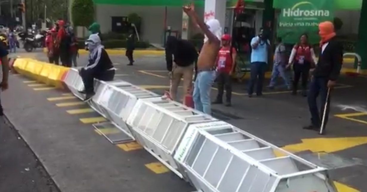 Manifestantes por el caso de los 43 vandalizan gasolinera en Reforma