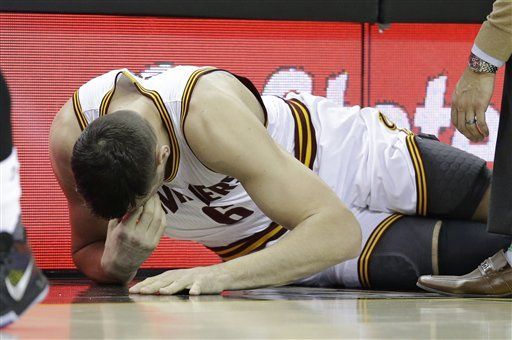 Video: jugador de los Cavs se fractura al minuto de su debut