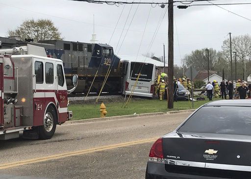 Tren arrastra a autobús y deja al menos tres muertos en Estados Unidos - Biloxi-Mississippi-3