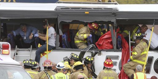 Tren arrastra a autobús y deja al menos tres muertos en Estados Unidos - Biloxi-Mississippi-6