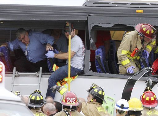 Tren arrastra a autobús y deja al menos tres muertos en Estados Unidos - Biloxi-Mississippi-7