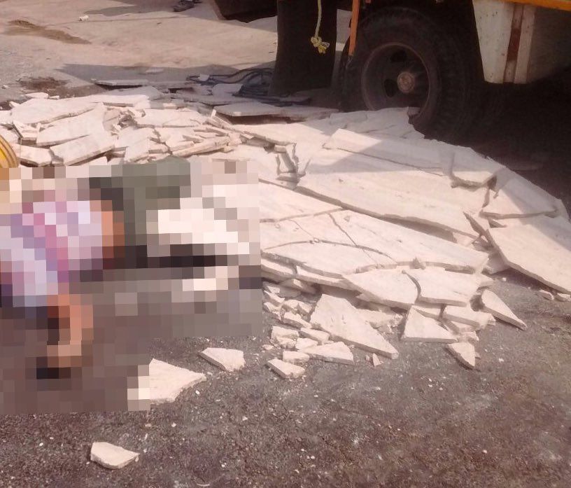 Hombre muere aplastado por placas de mármol