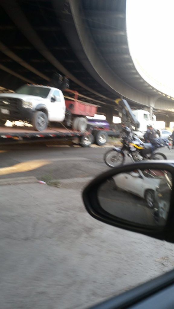 Tráiler provoca caos vial en la Terminal 2 del AICM - C7KLgsJVoAA5Bai-576x1024