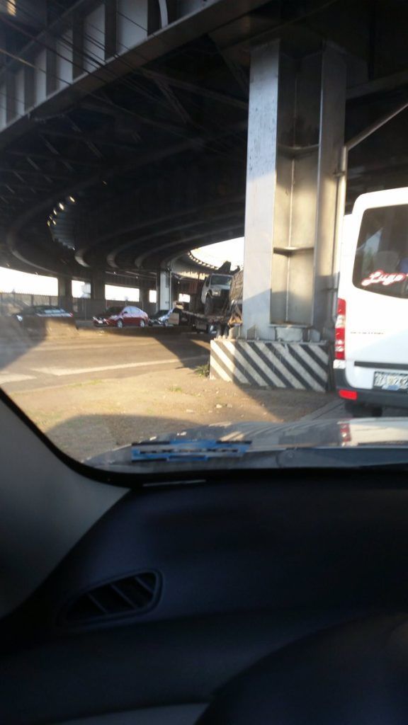 Tráiler provoca caos vial en la Terminal 2 del AICM - C7KLhuXU4AEvaLy-576x1024