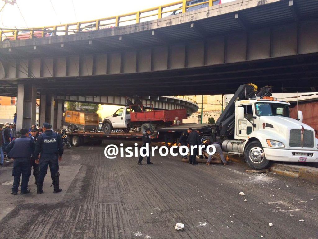 Tráiler provoca caos vial en la Terminal 2 del AICM - C7KPsYkU0AExjwa-1024x768