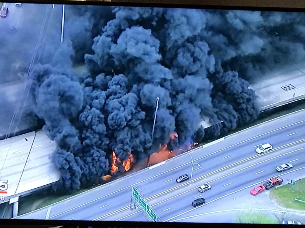 Colapsa autopista en Atlanta por incendio - C8M172yUQAAz-DM-1024x768