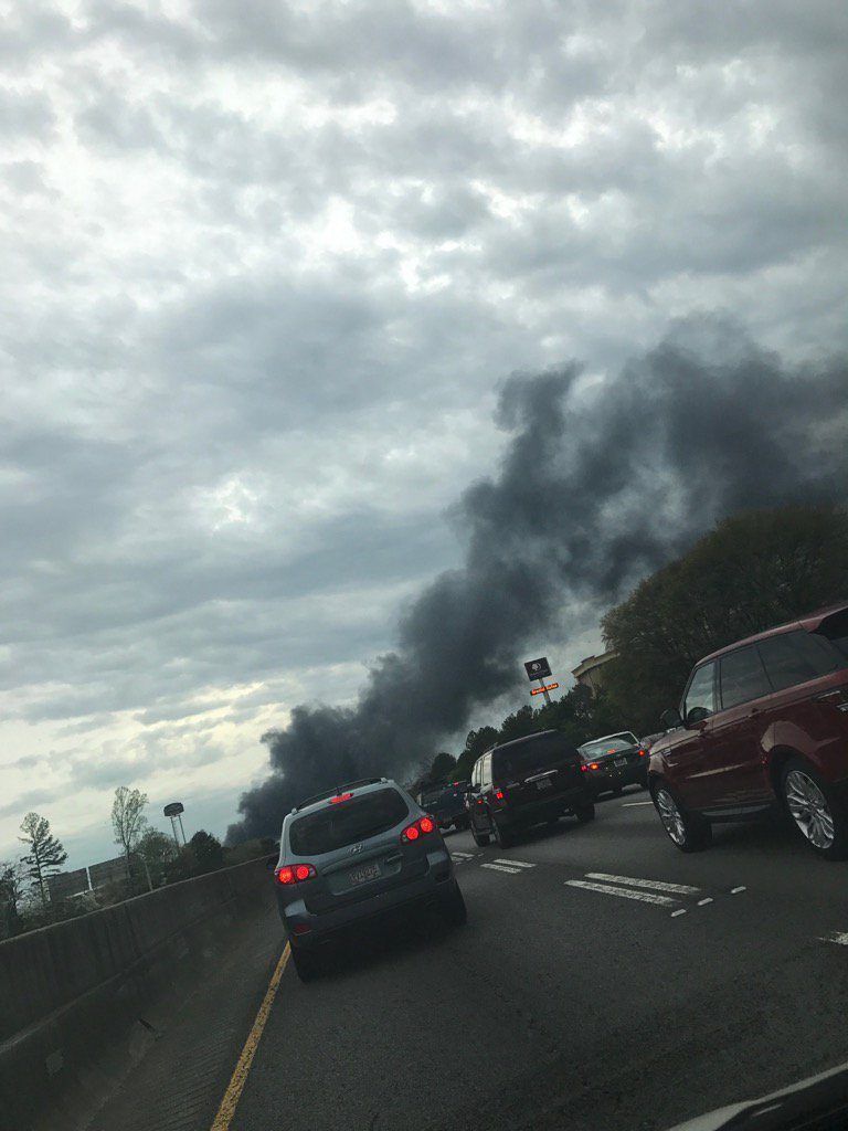 Colapsa autopista en Atlanta por incendio - C8M4YNDXcAEtiLG-768x1024